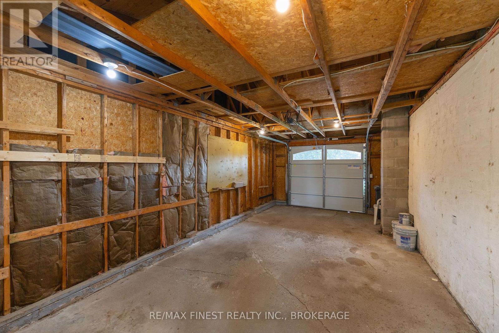 687 WILLIS STREET - 40