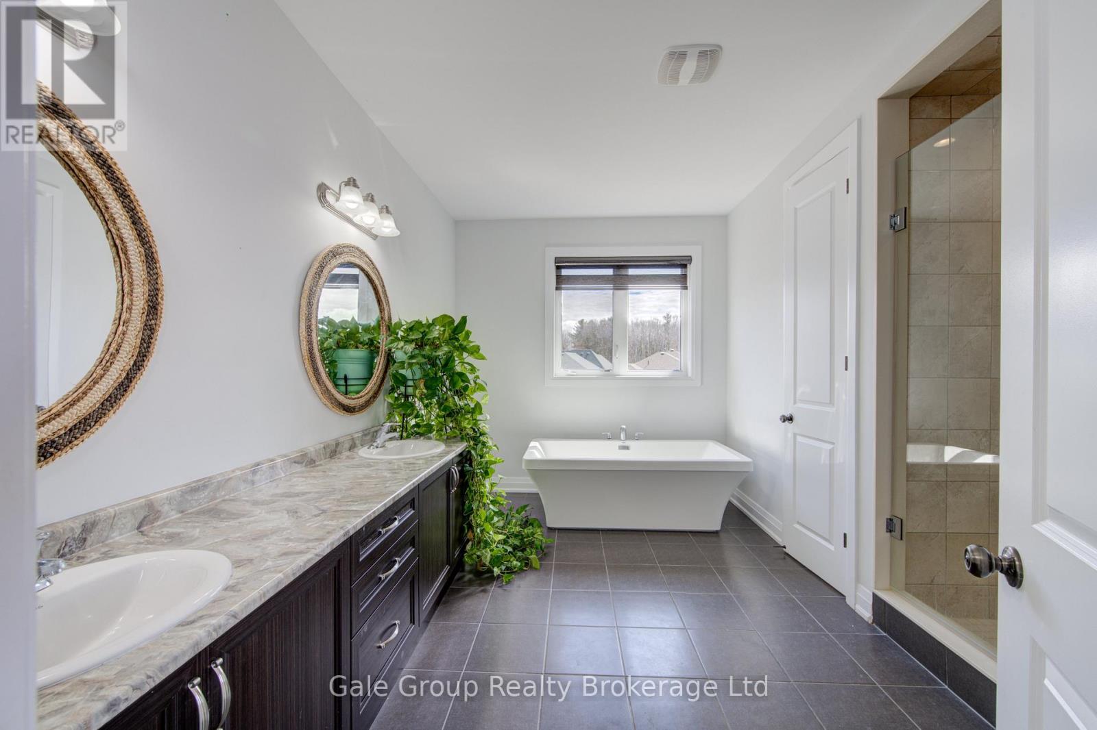 125 PRINCE CHARLES CRESCENT - 32