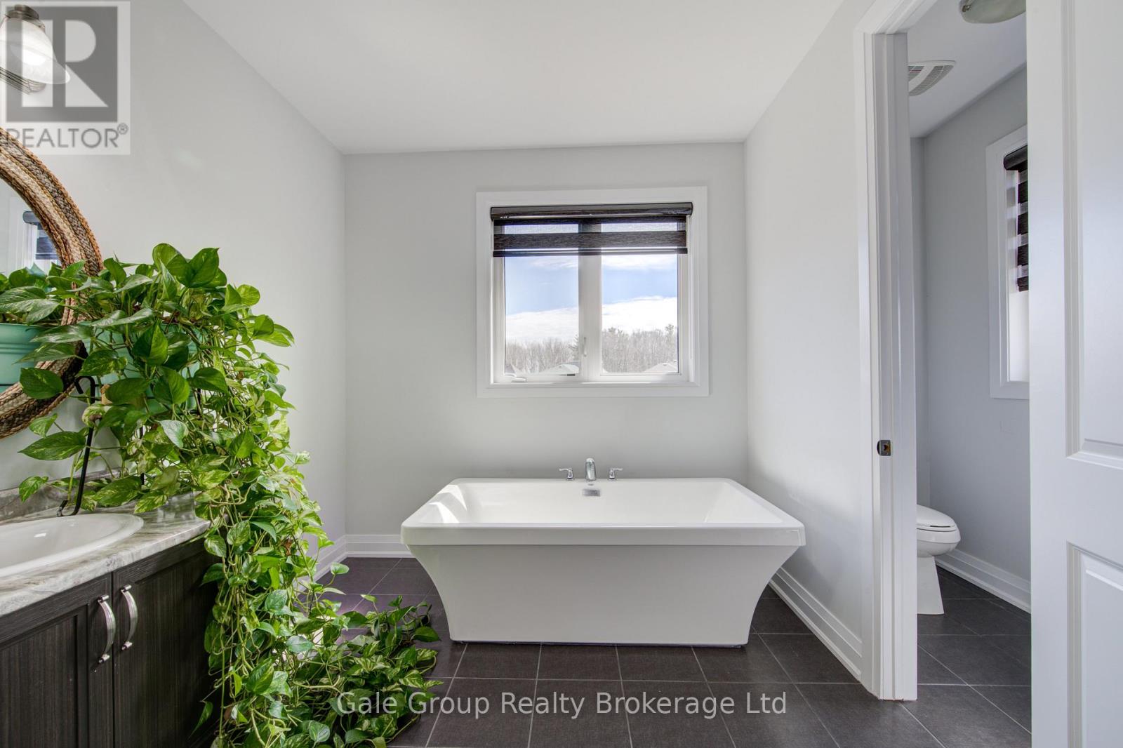 125 PRINCE CHARLES CRESCENT - 33