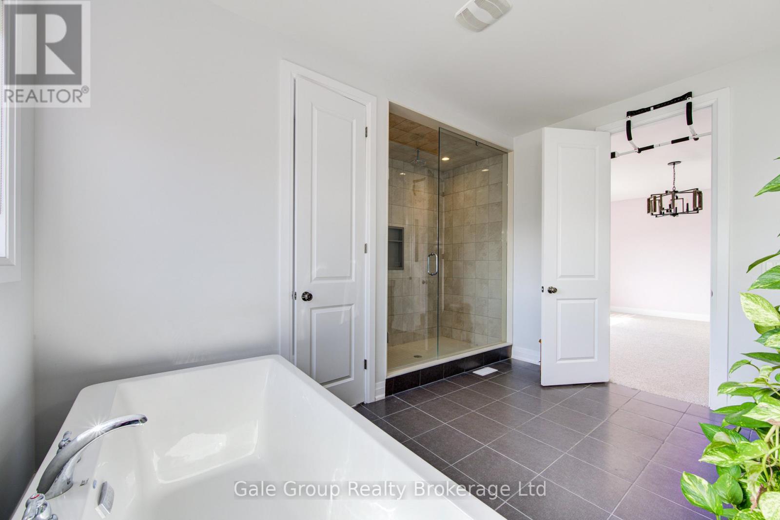 125 PRINCE CHARLES CRESCENT - 34