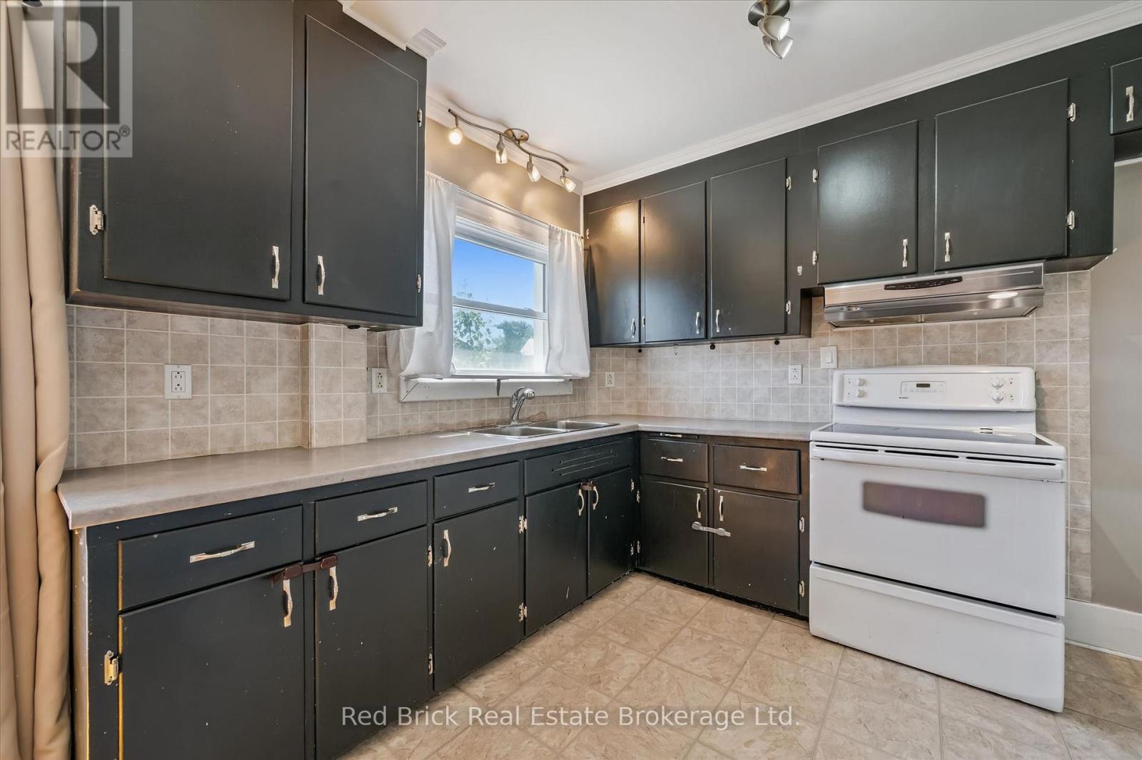241 VICTORIA ROAD S - 12