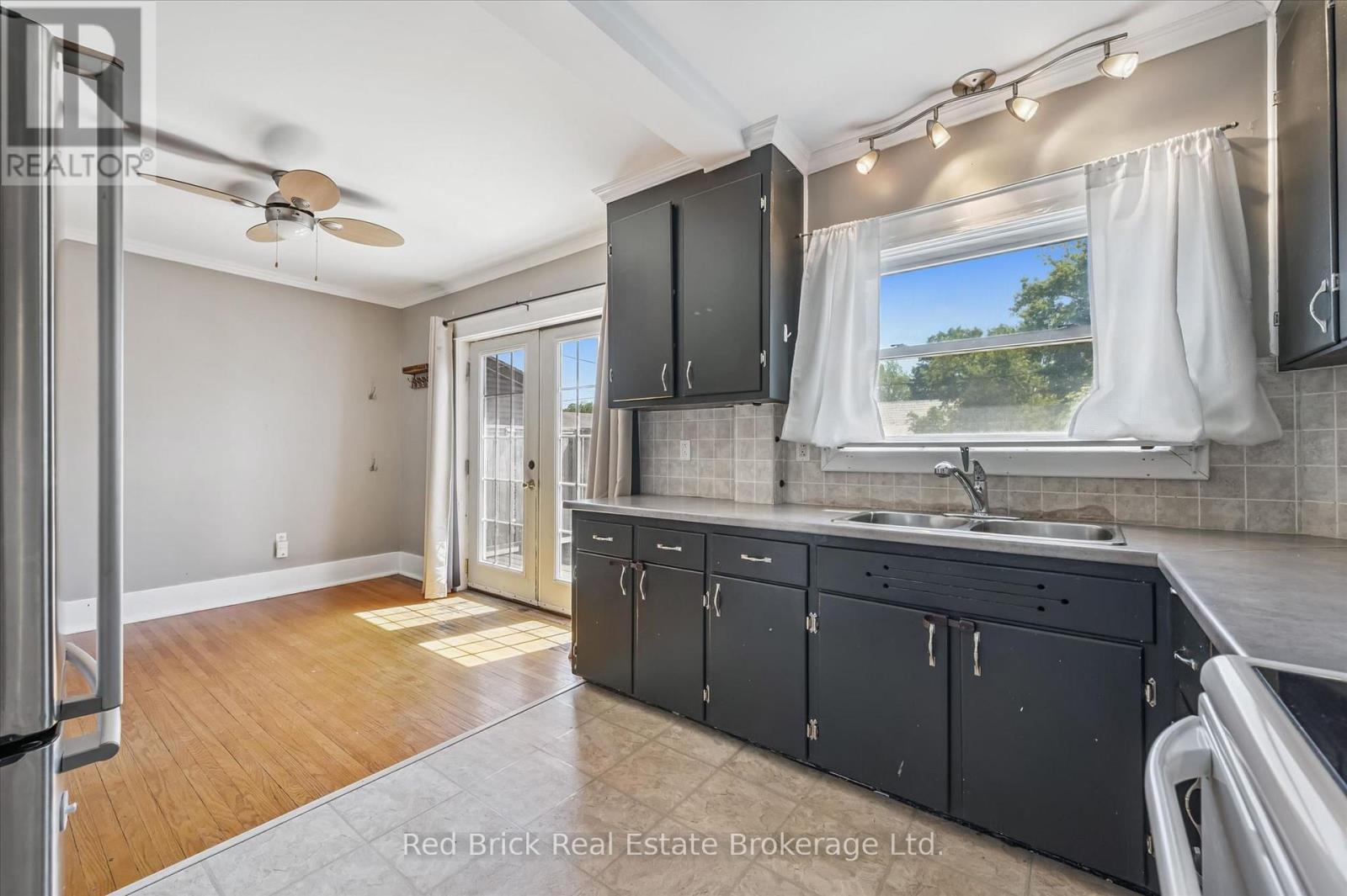 241 VICTORIA ROAD S - 13