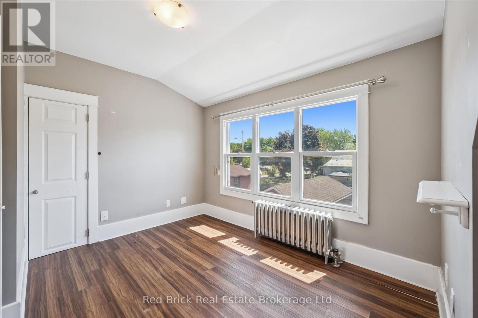 241 VICTORIA ROAD S - 18