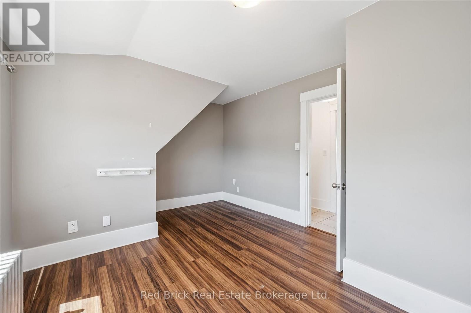 241 VICTORIA ROAD S - 19