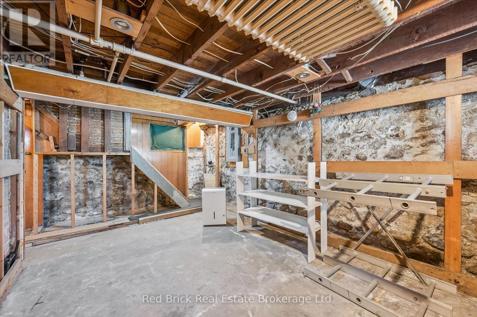 241 VICTORIA ROAD S - 21