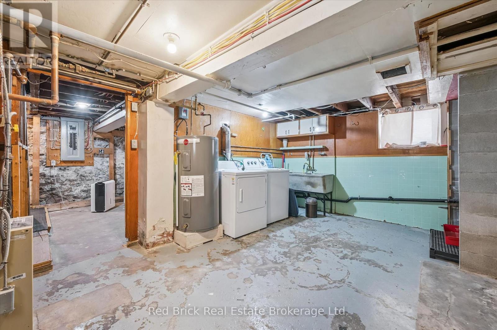 241 VICTORIA ROAD S - 23