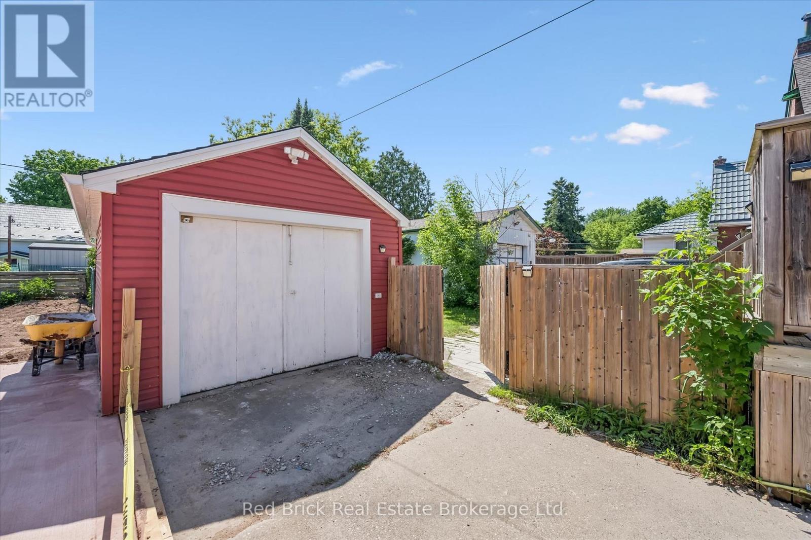 241 VICTORIA ROAD S - 32