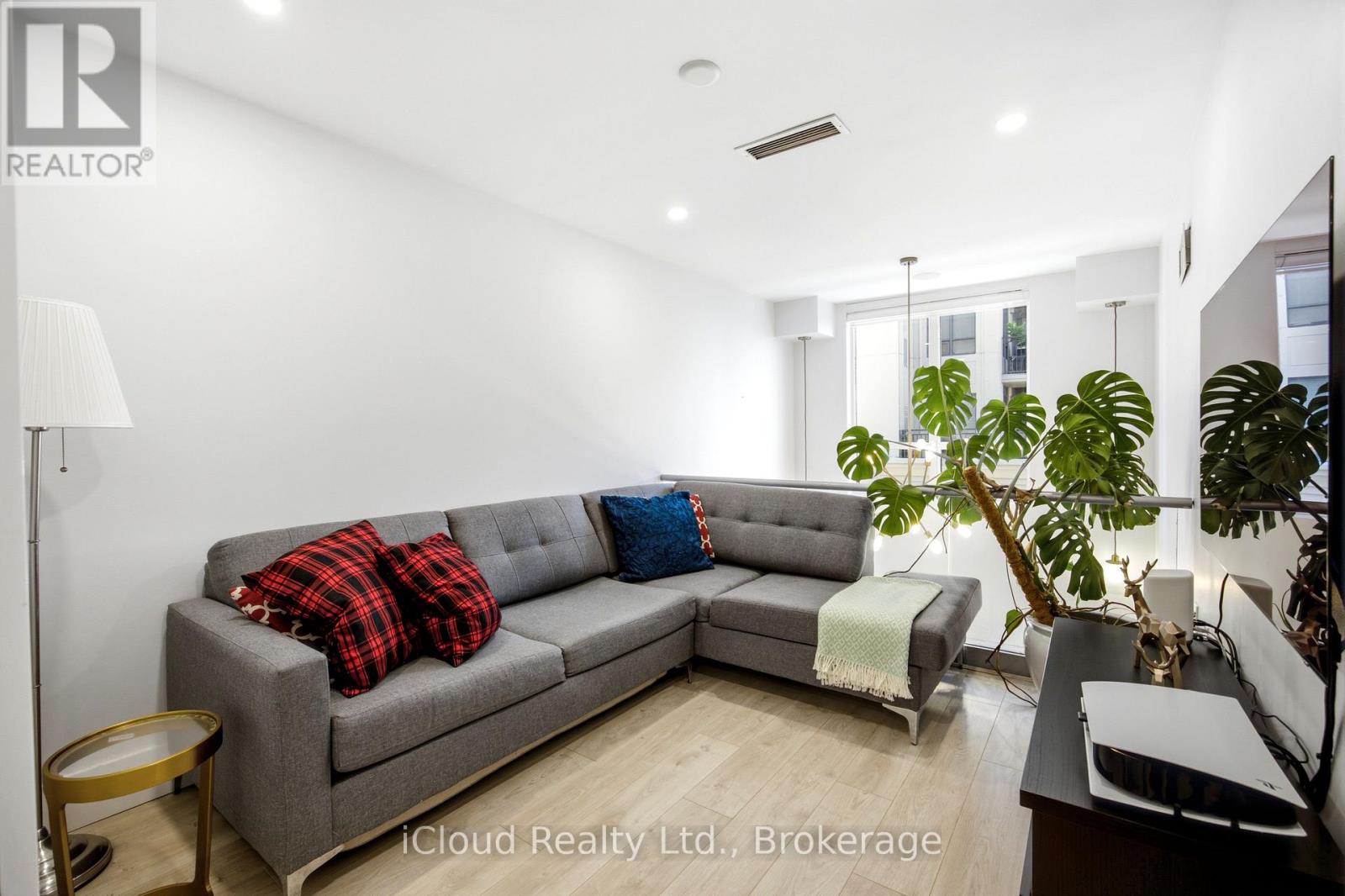 #PH16 650 SHEPPARD AVENUE E - 26