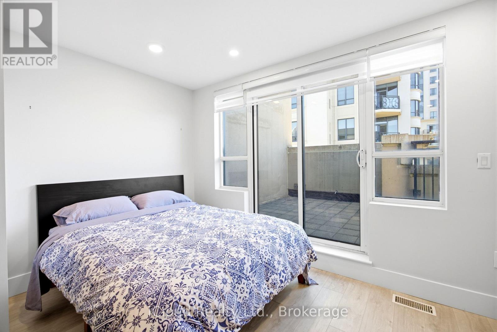 #PH16 650 SHEPPARD AVENUE E - 32