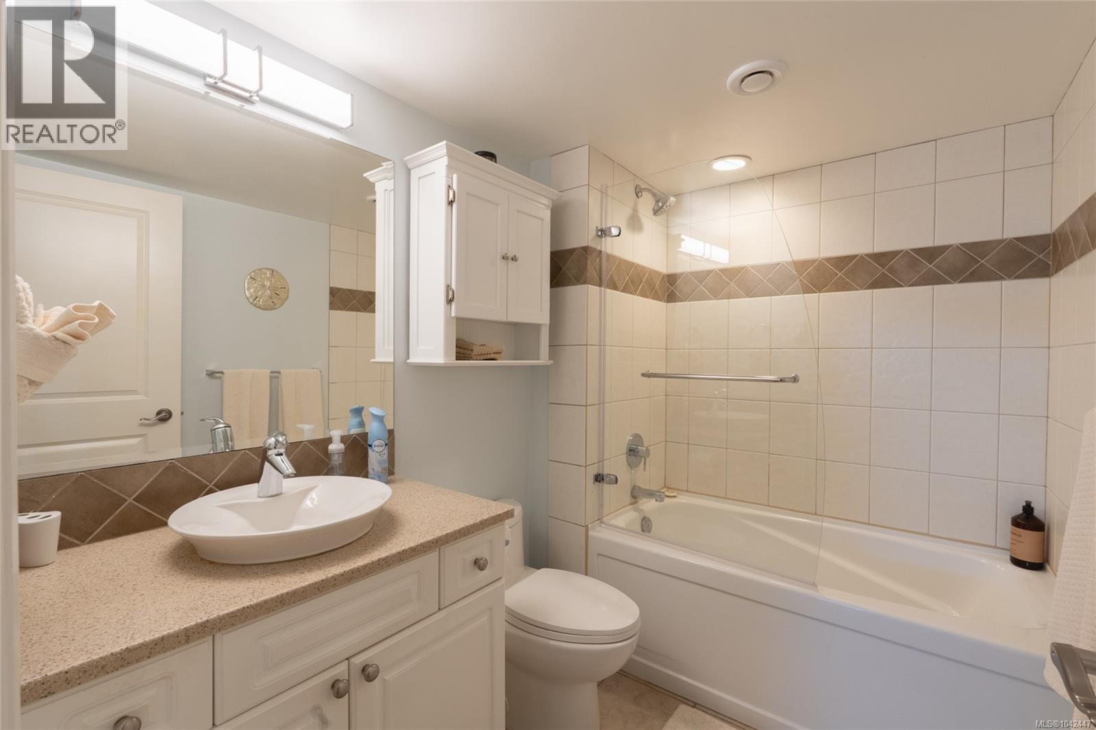 1 338 Dallas Road, Victoria