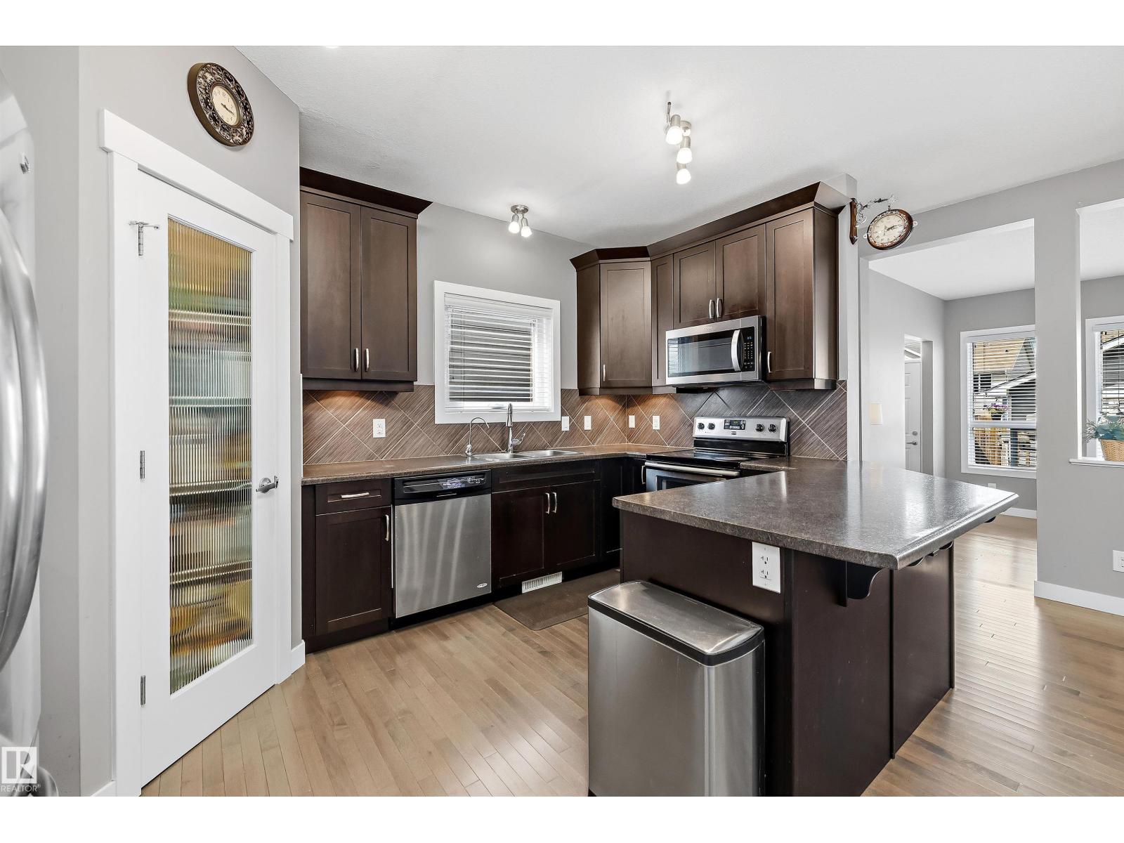 7212 23 AV SW - 13