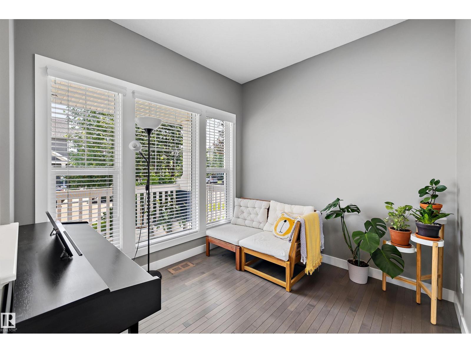 7212 23 AV SW - 8