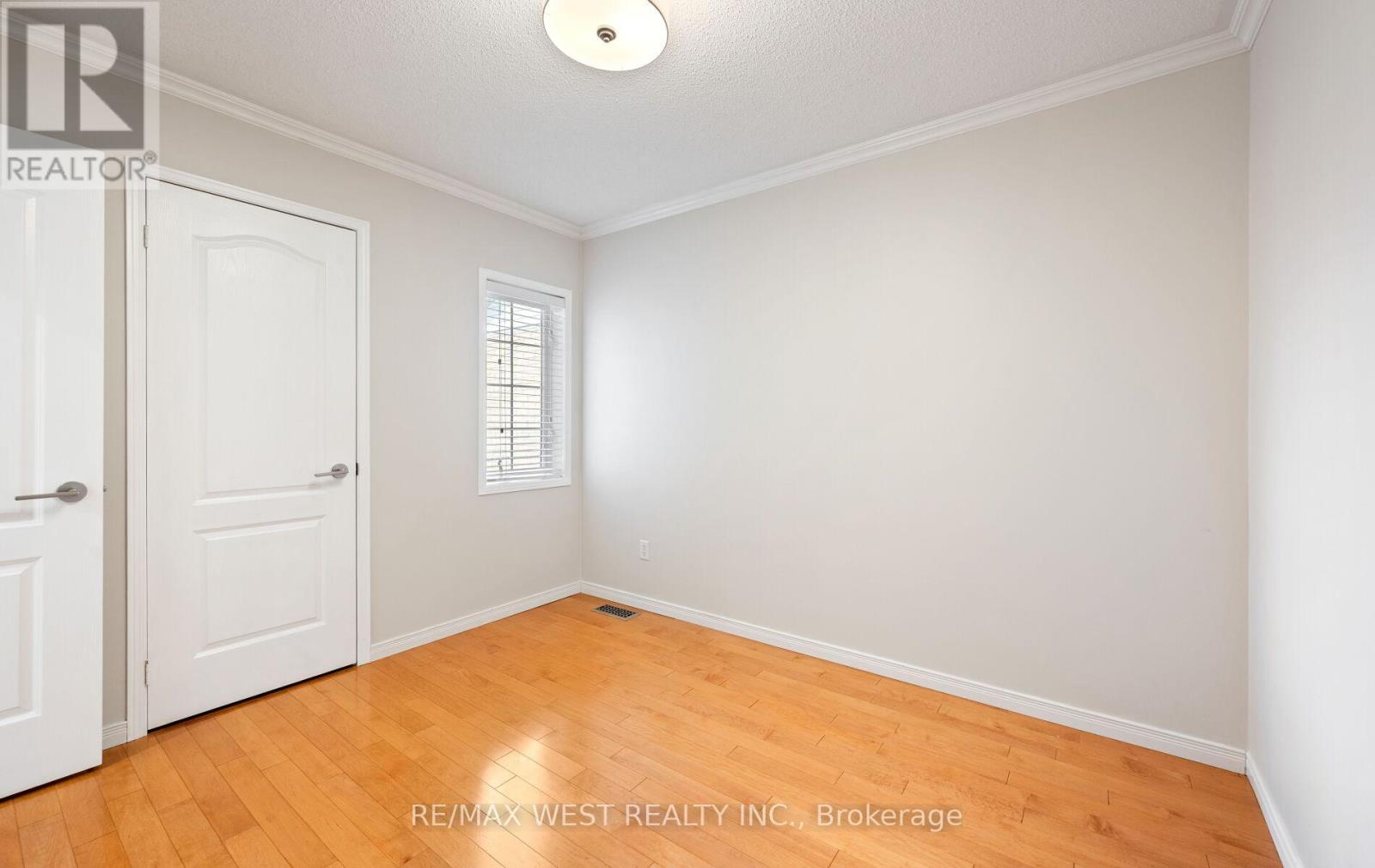 11 BEEHIVE DRIVE - Image 33