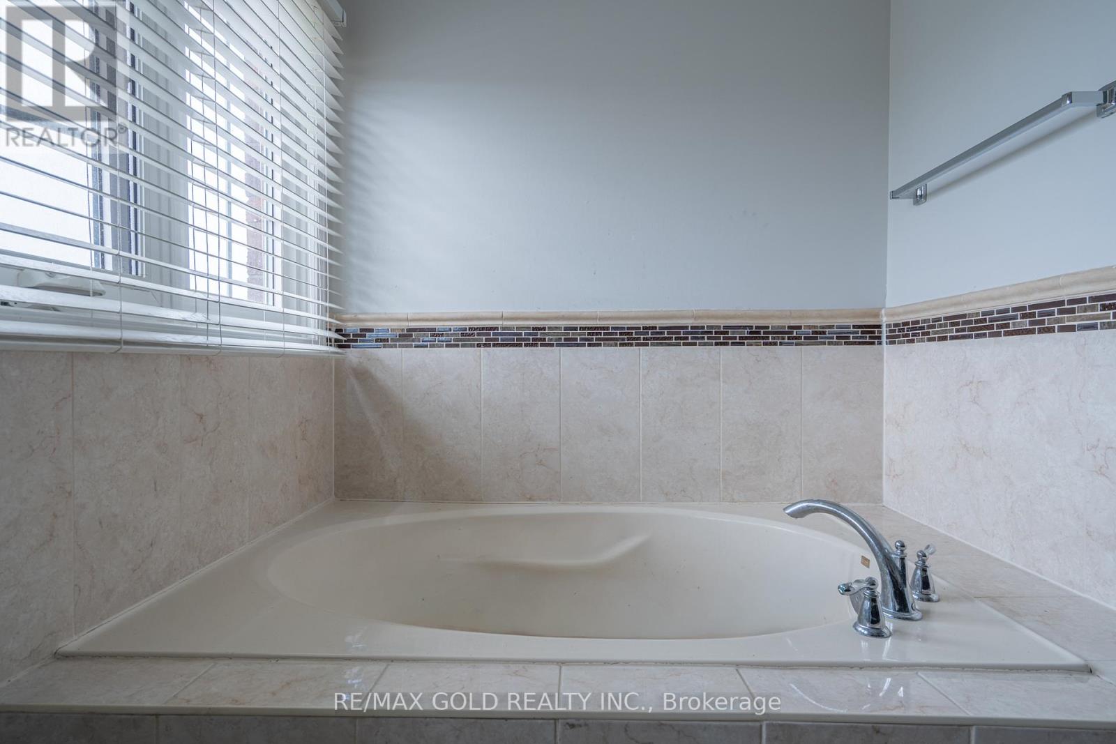 71 RAVENSWOOD DRIVE - 25
