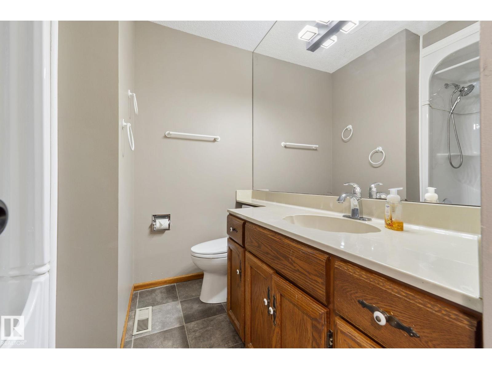 45 WHITEHALL CR - 23