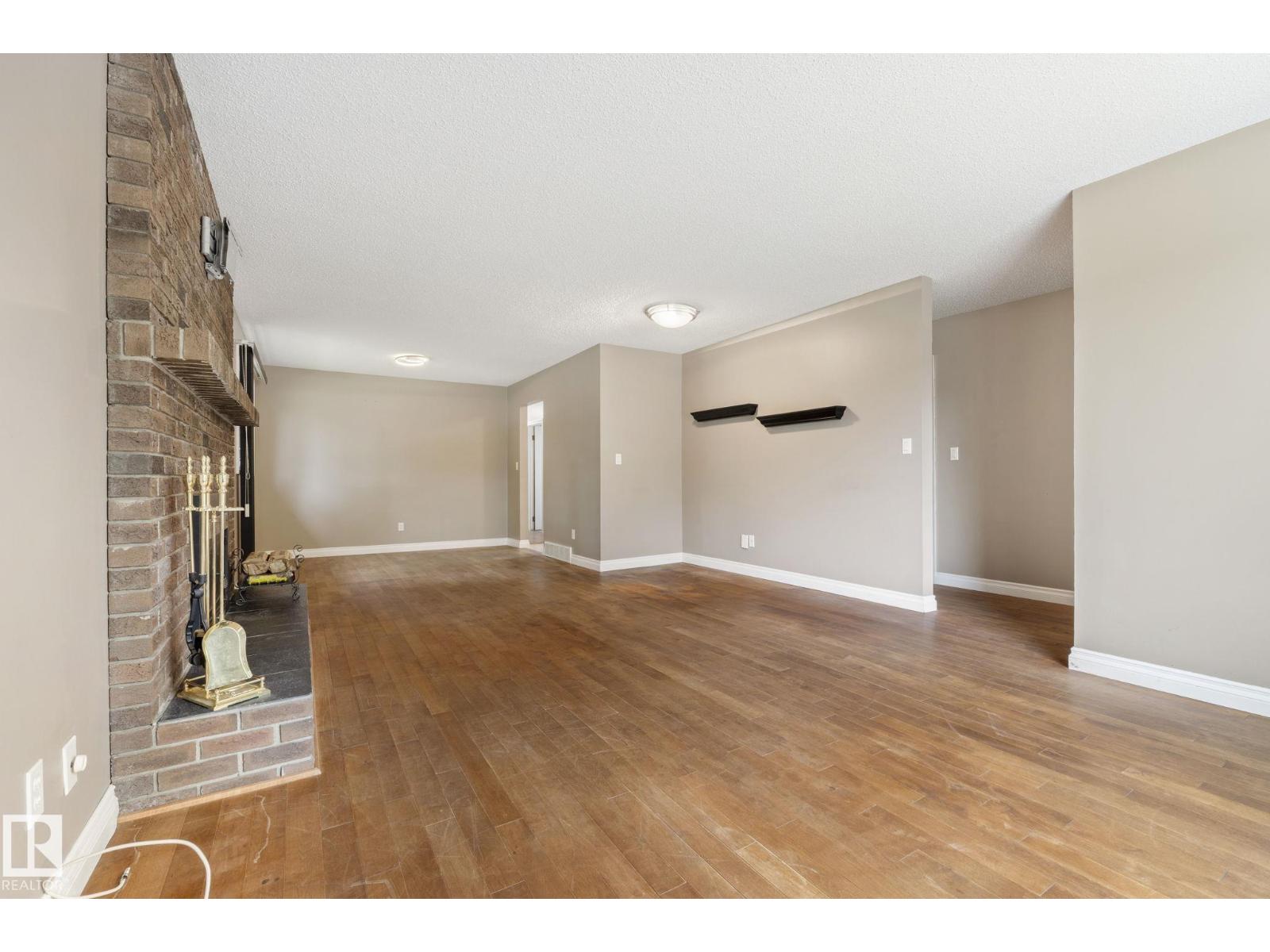 45 WHITEHALL CR - 13