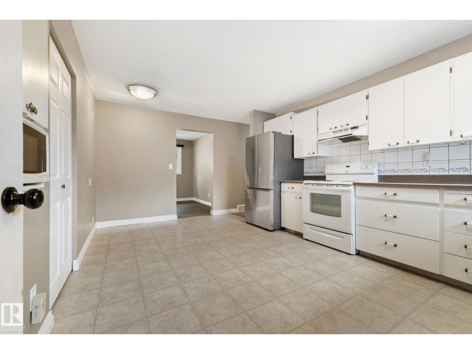 45 WHITEHALL CR - 21