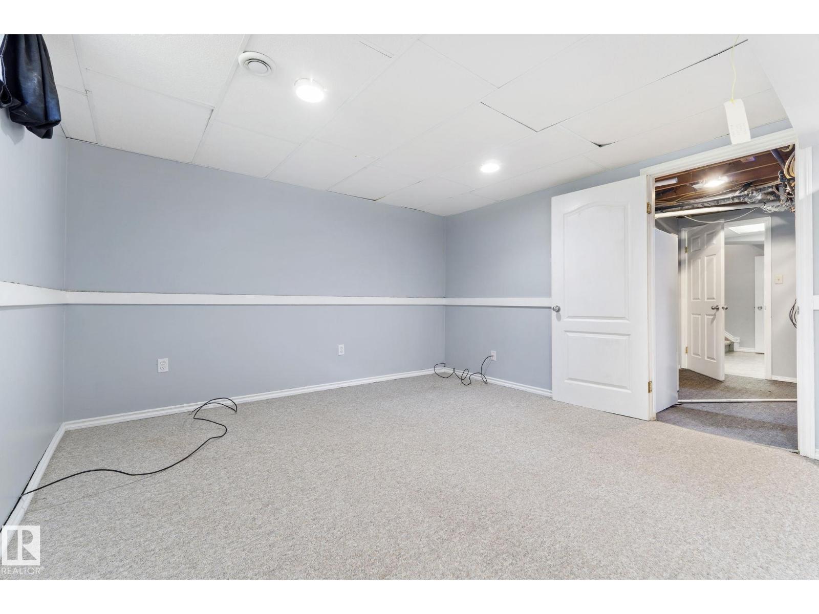 45 WHITEHALL CR - 39