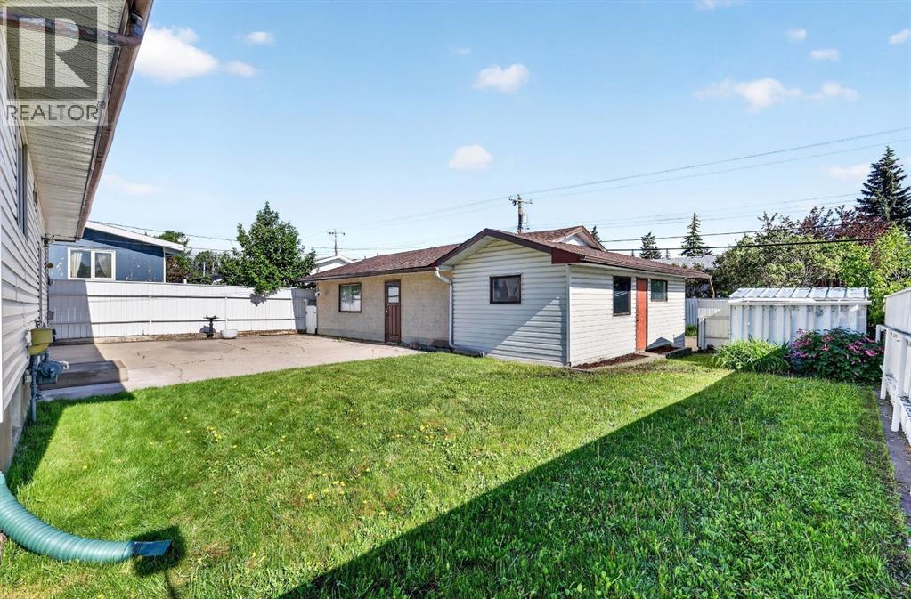 912 Stonehaven Road SW - 30