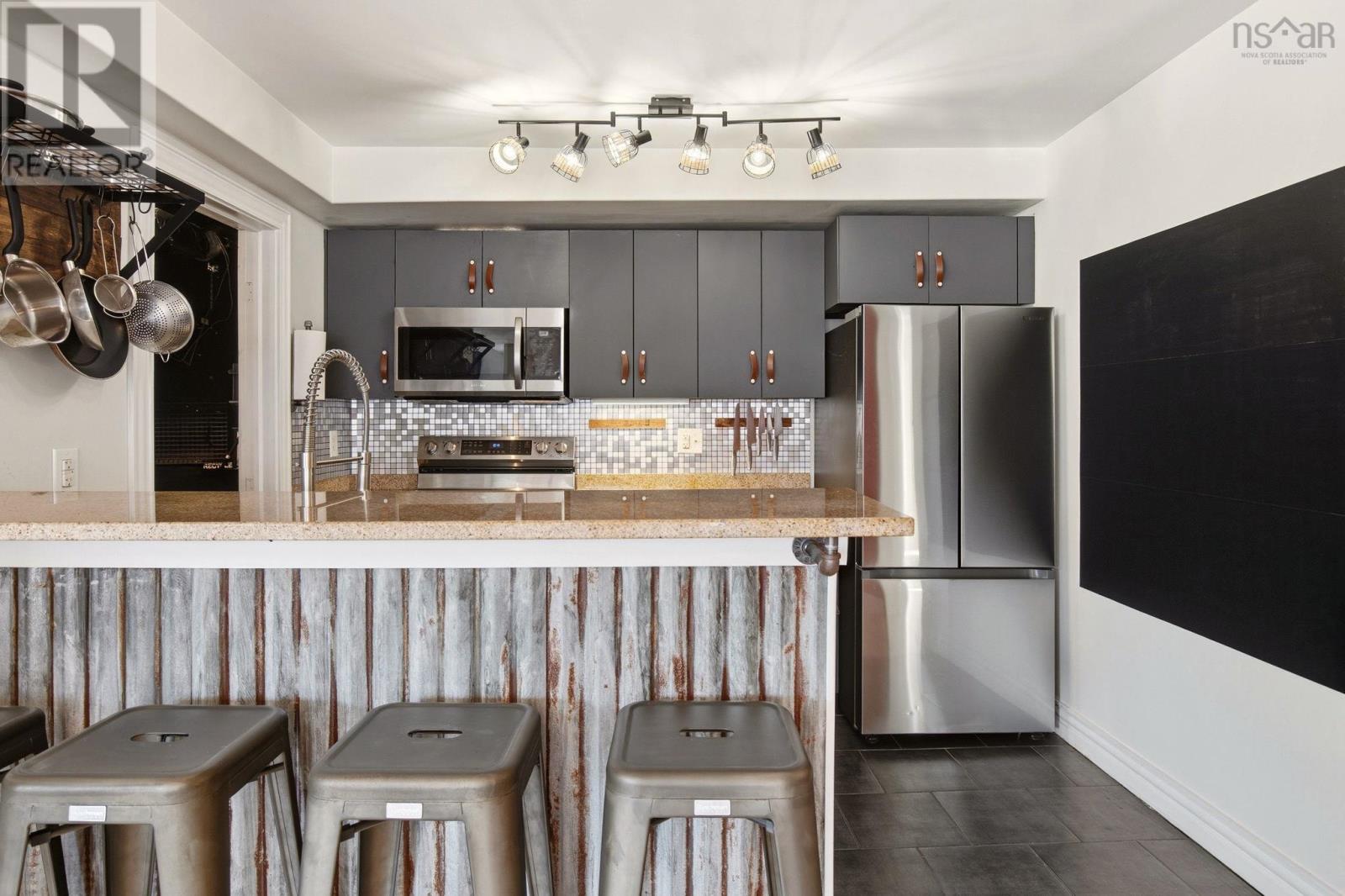 #304 3749 Kencrest Avenue - 11