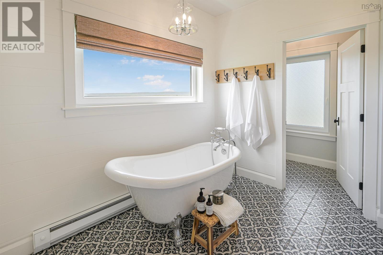 2000 Hillside Boularderie Road - 23