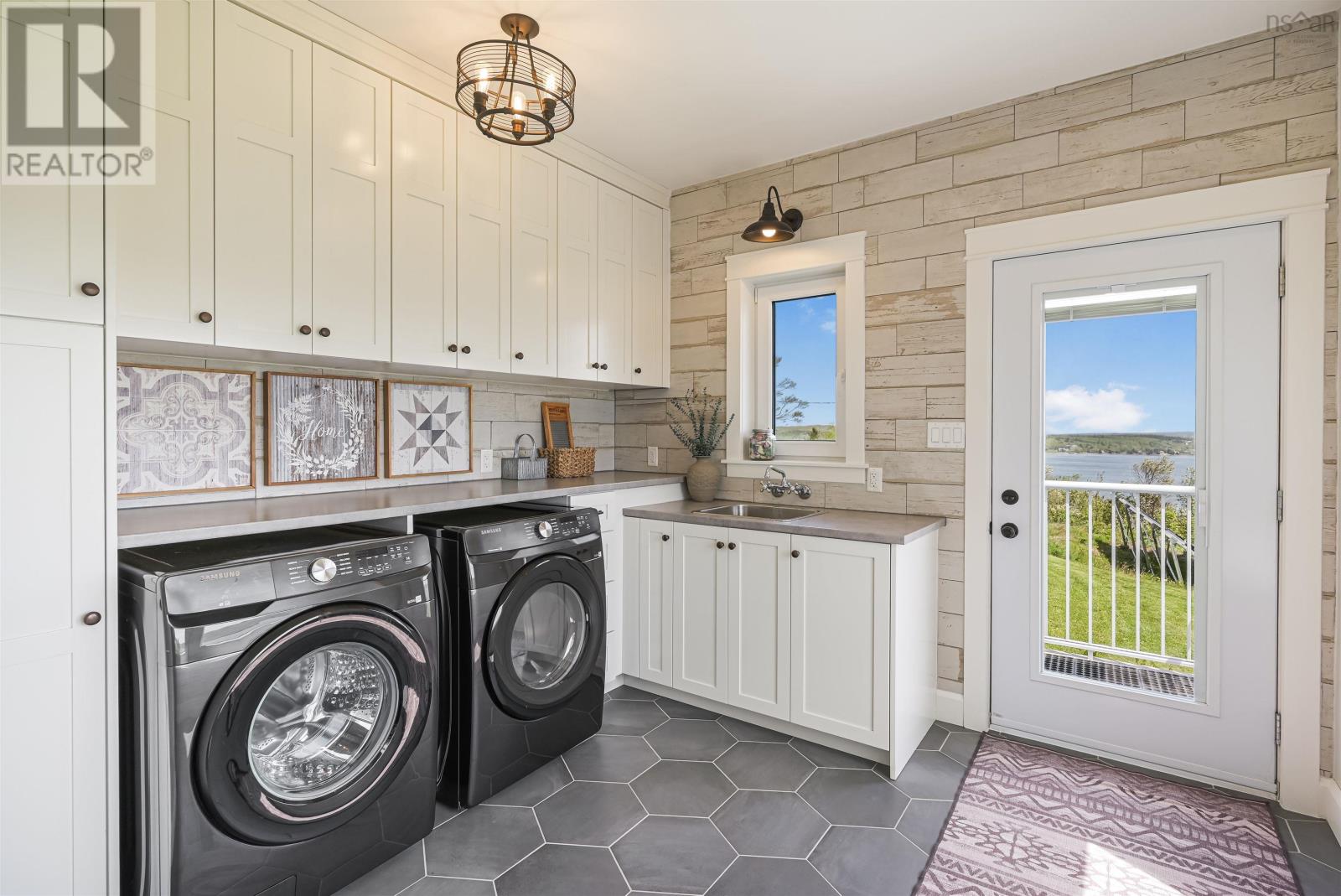 2000 Hillside Boularderie Road - 26