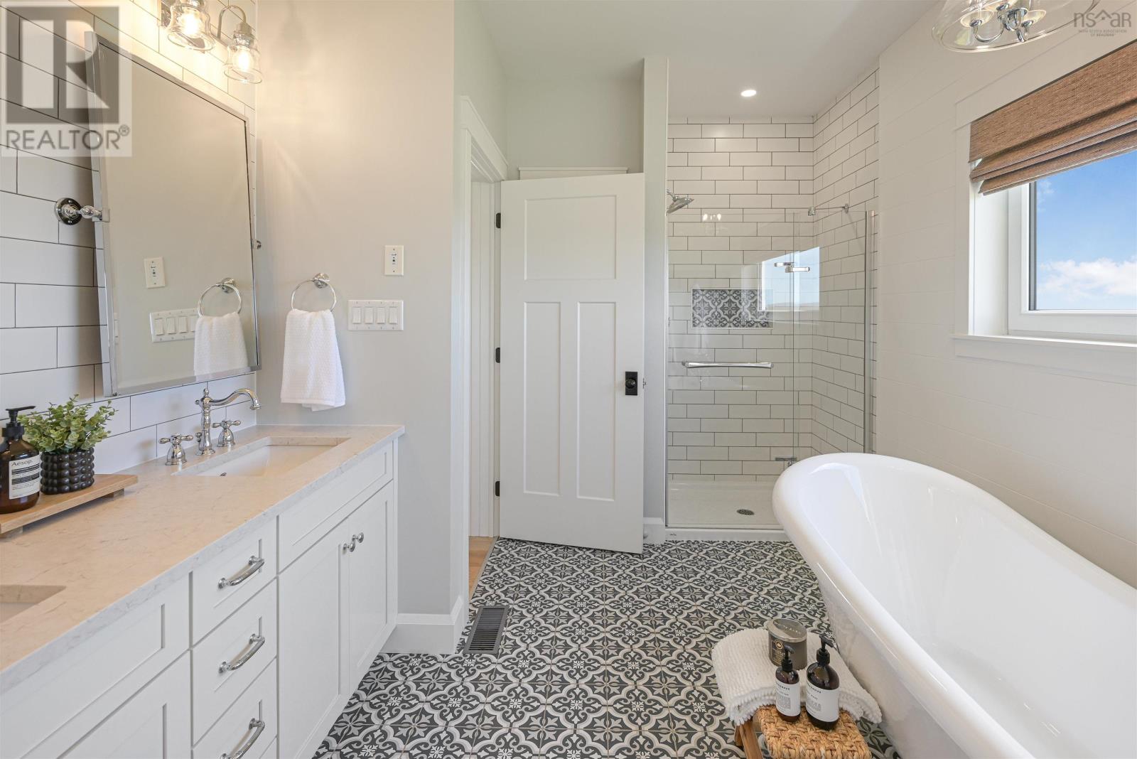 2000 Hillside Boularderie Road - 24