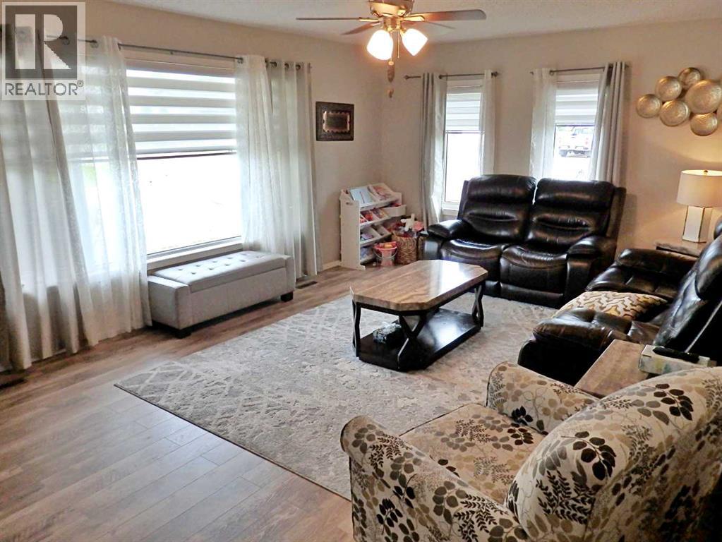 6402 53 Avenue - 11