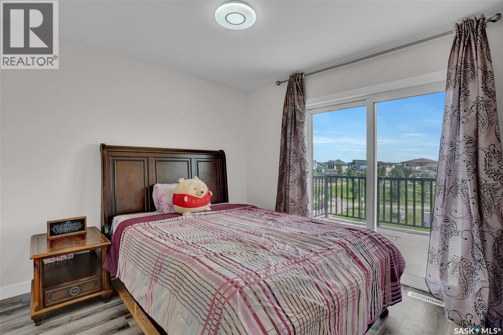 3204 Crosbie CRESCENT - 32