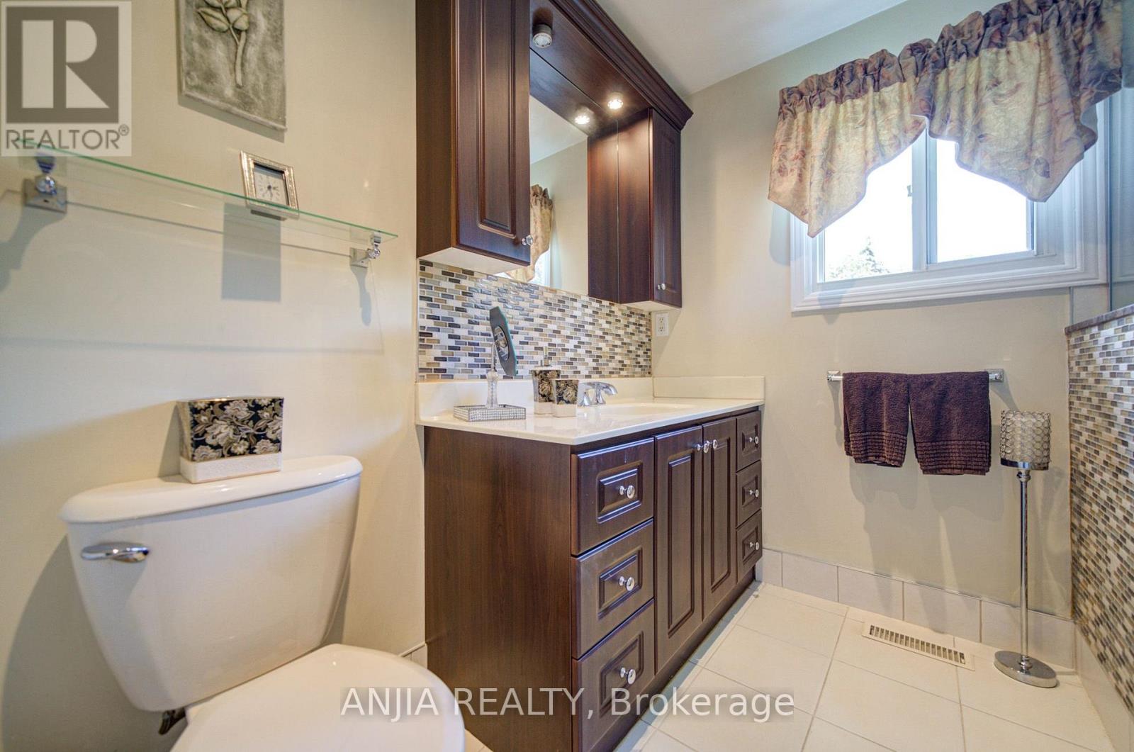 54 MEYER CIRCLE - Image 18