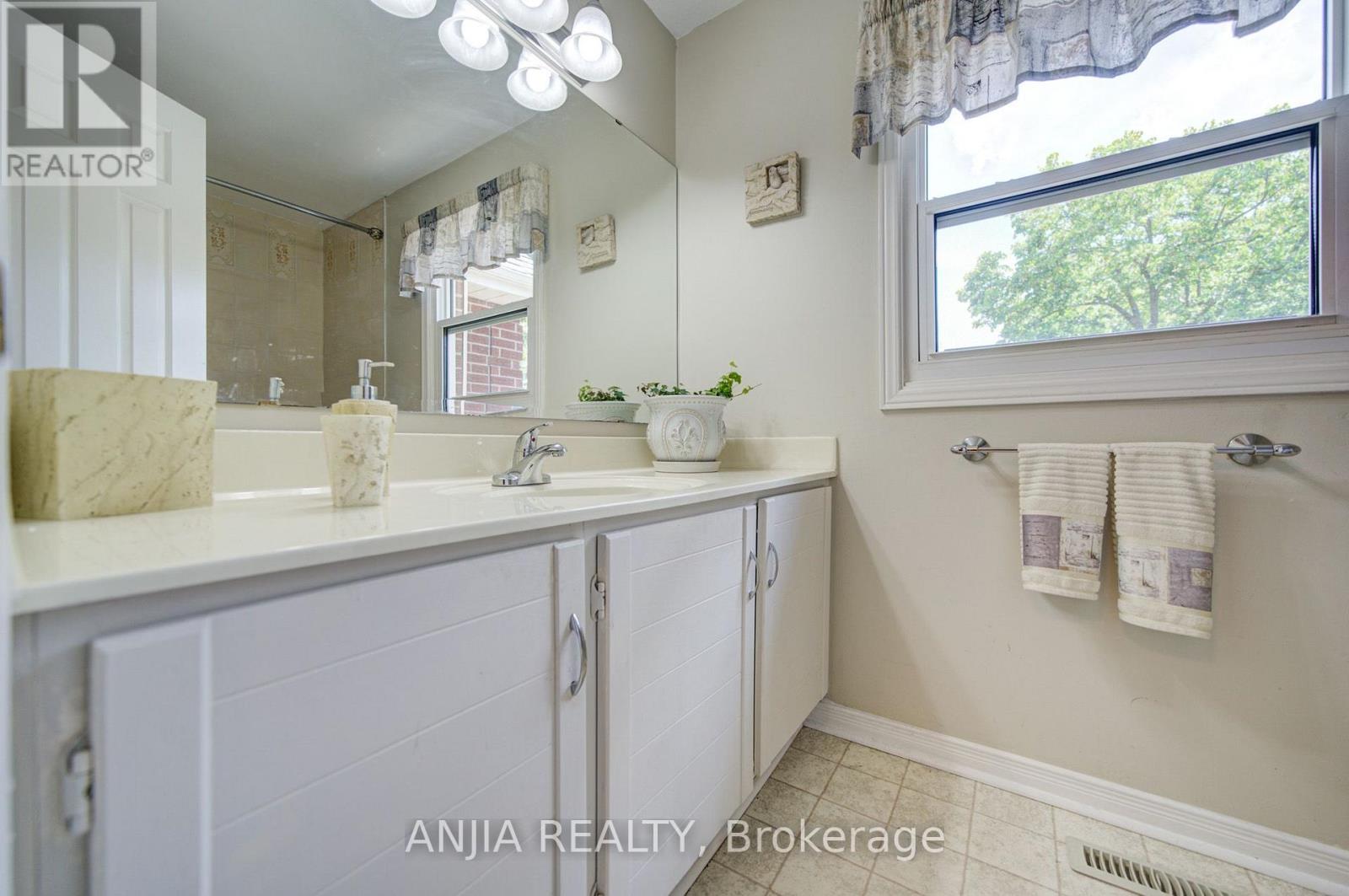 54 MEYER CIRCLE - Image 21