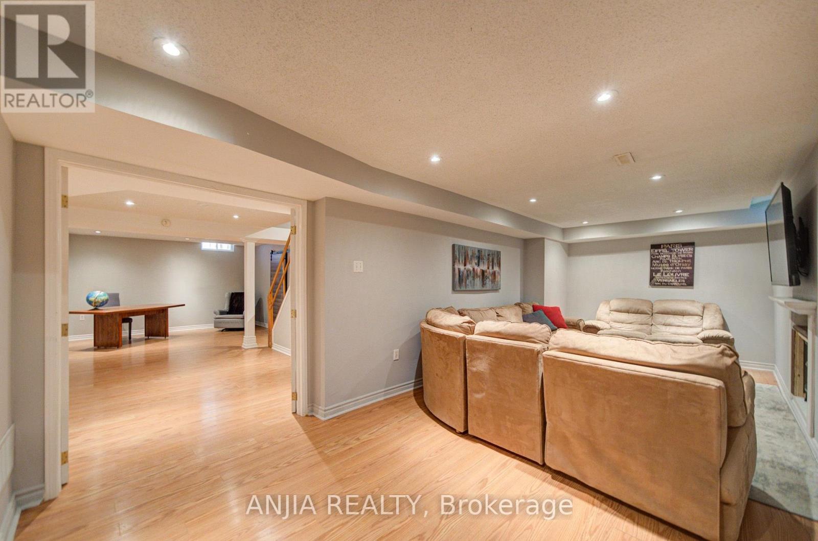 54 MEYER CIRCLE - Image 27