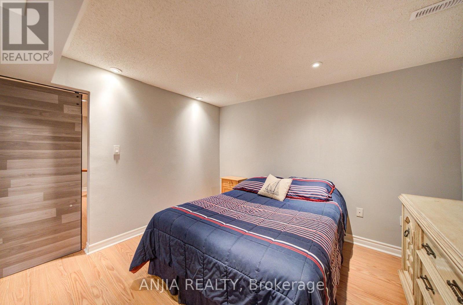 54 MEYER CIRCLE - Image 29