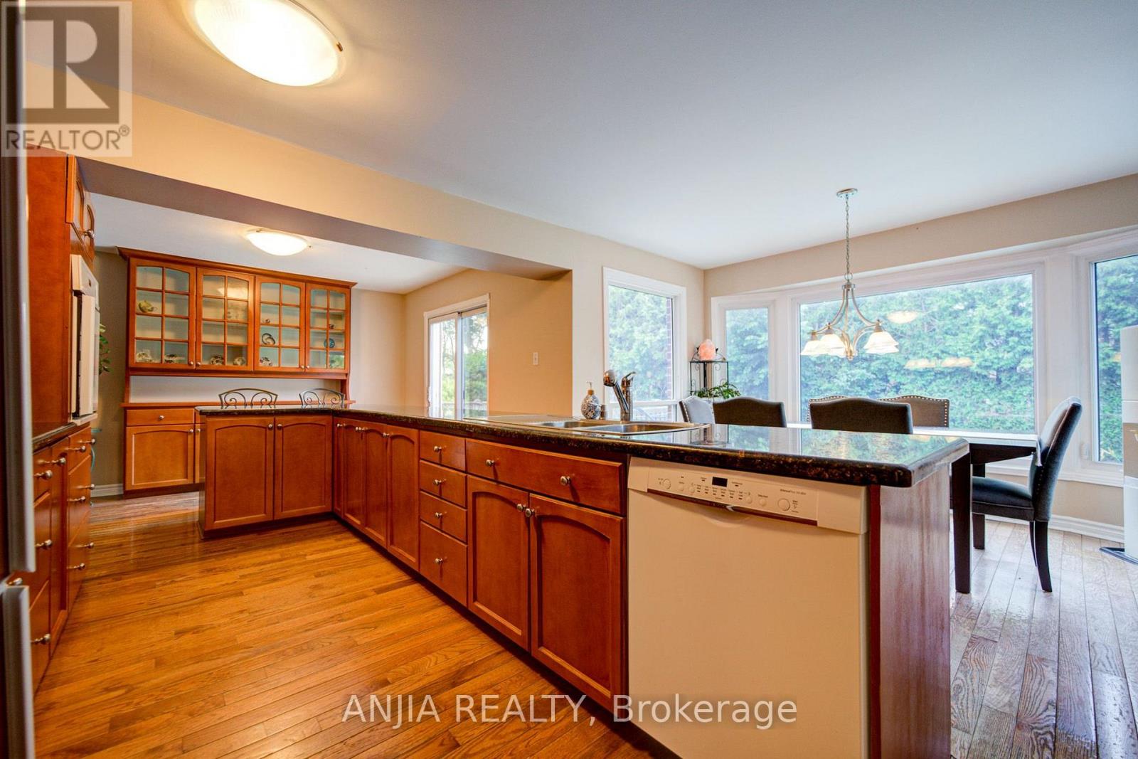 54 MEYER CIRCLE - Image 9