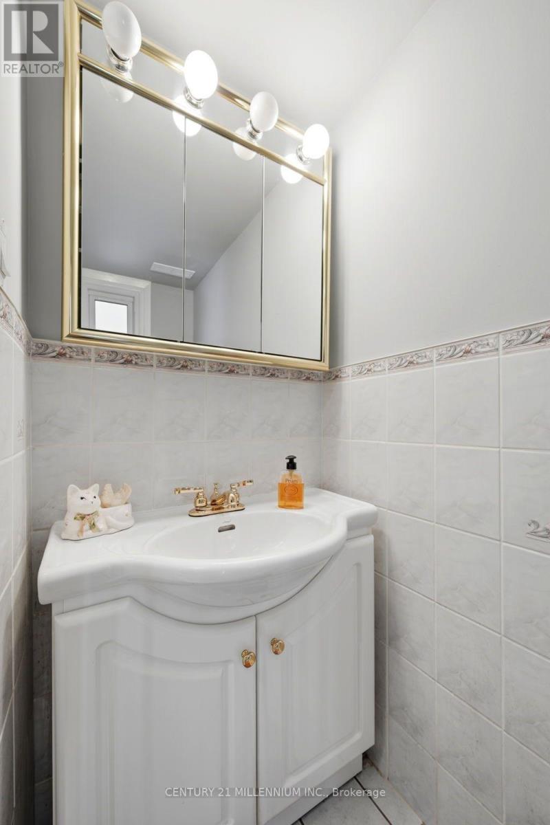 683 BALMORAL DRIVE - 20