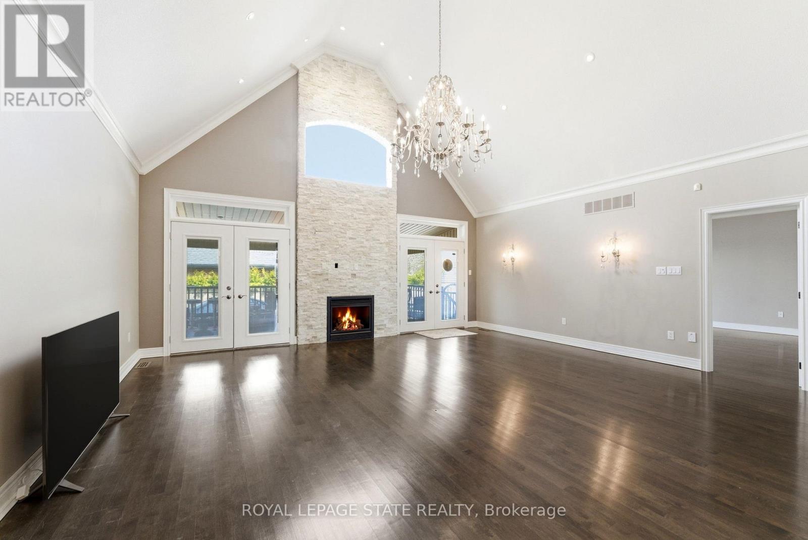 85 HILLCROFT DRIVE - 10