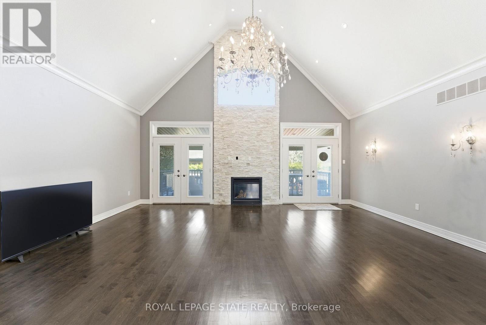 85 HILLCROFT DRIVE - 11