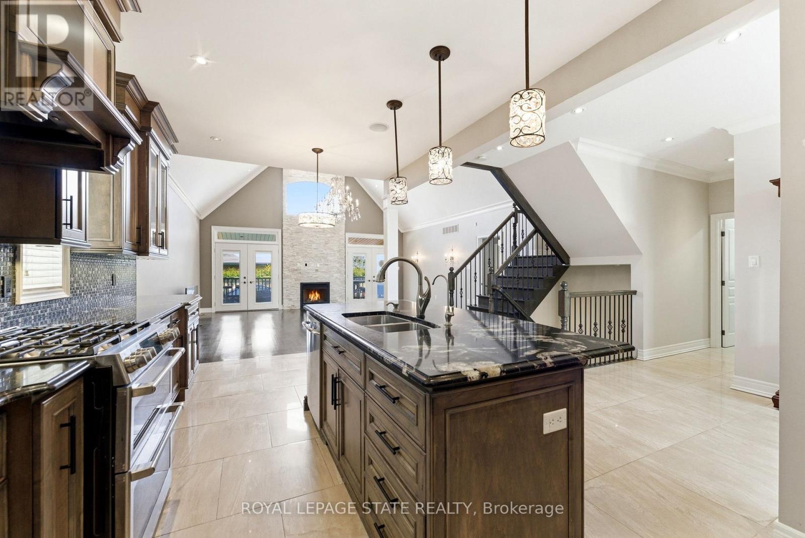 85 HILLCROFT DRIVE - 17