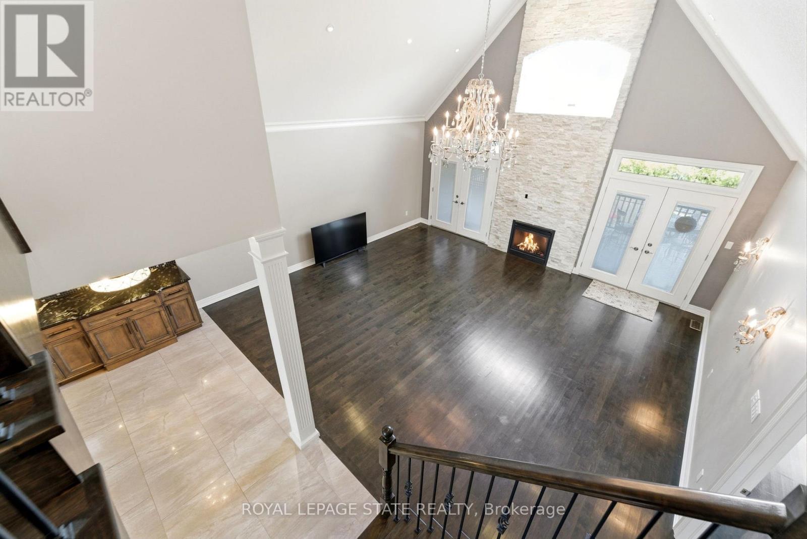 85 HILLCROFT DRIVE - 23