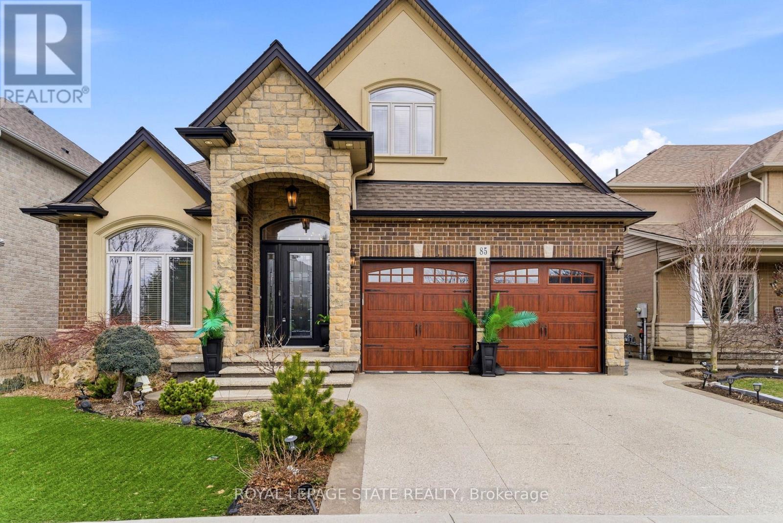 85 HILLCROFT DRIVE - 3