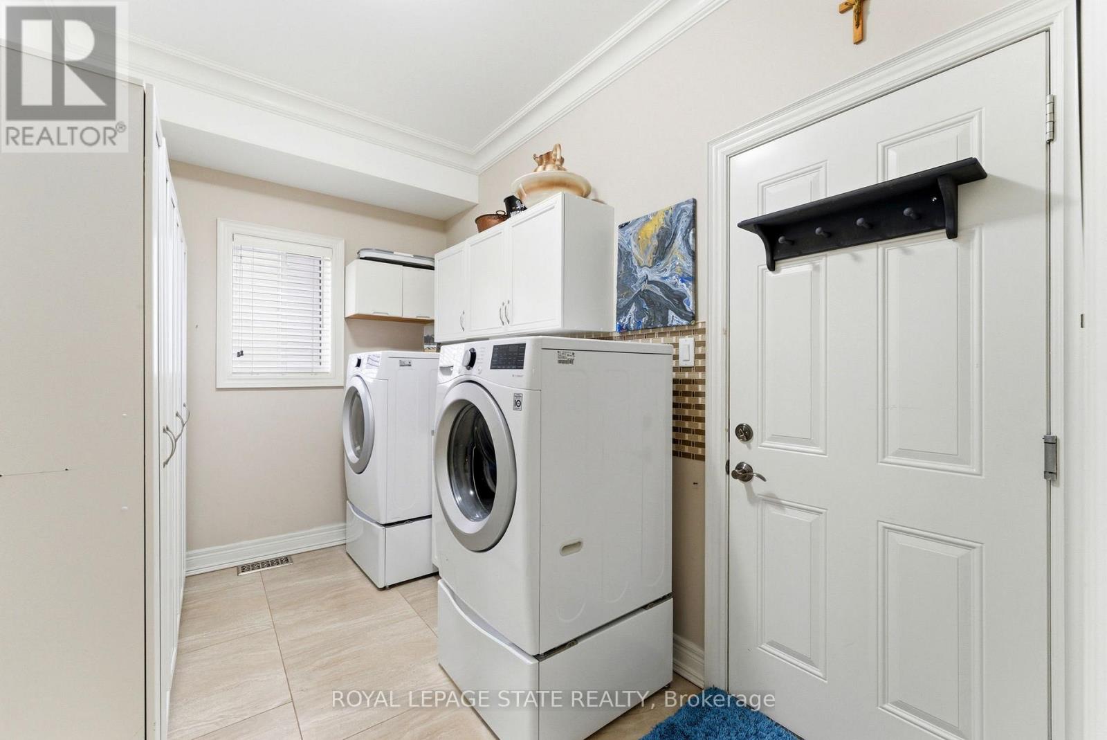 85 HILLCROFT DRIVE - 38