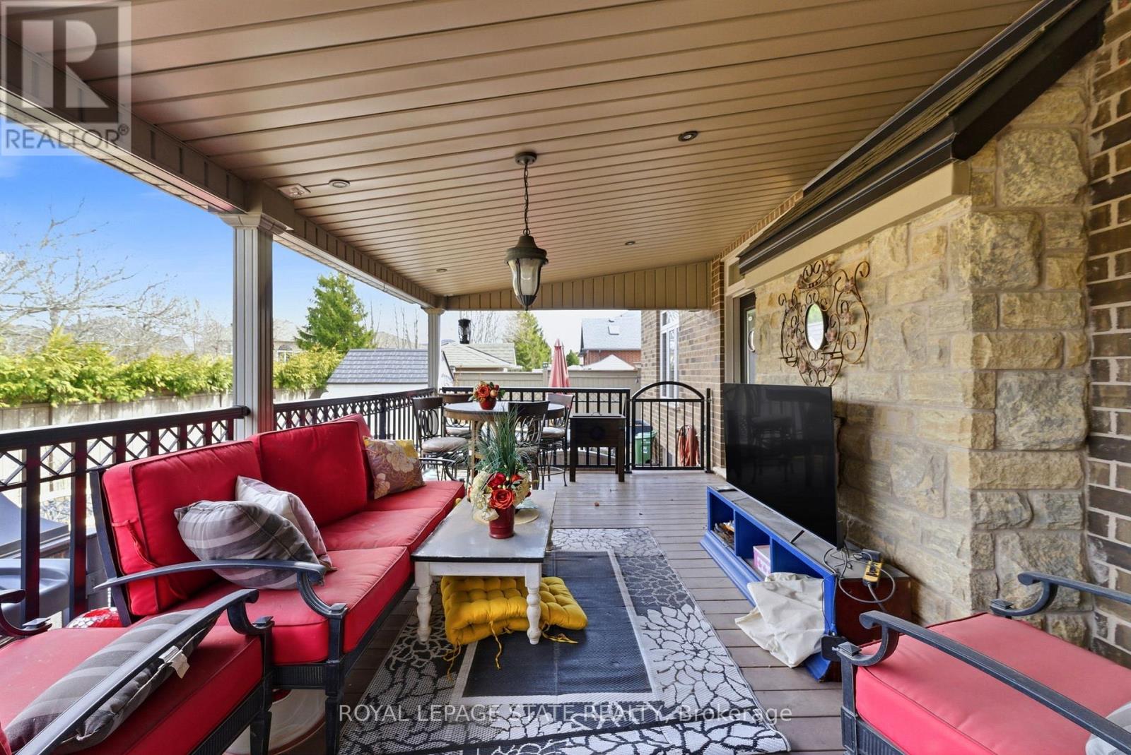 85 HILLCROFT DRIVE - 43