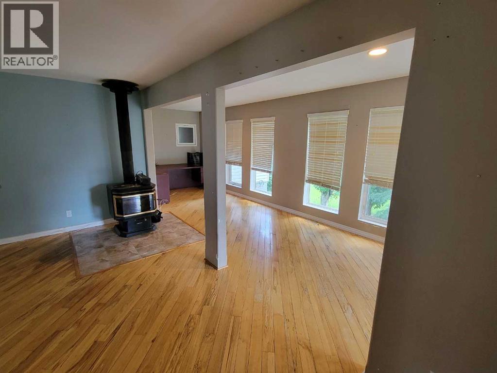 108 2 Avenue W - 18