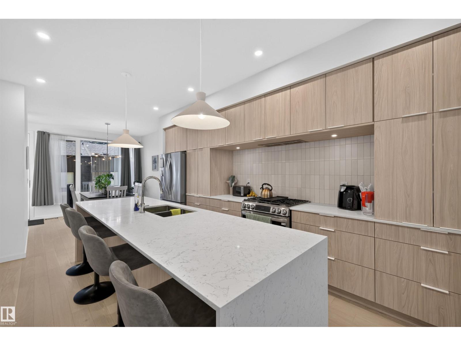 8551 81 AV NW - 6