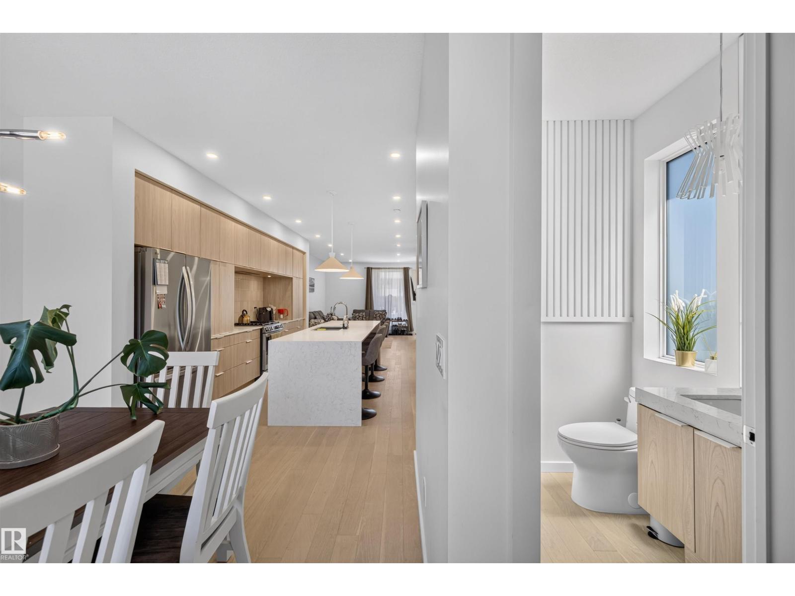 8551 81 AV NW - 13