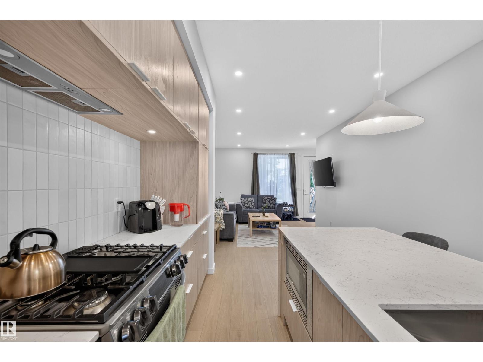8551 81 AV NW — photo 9