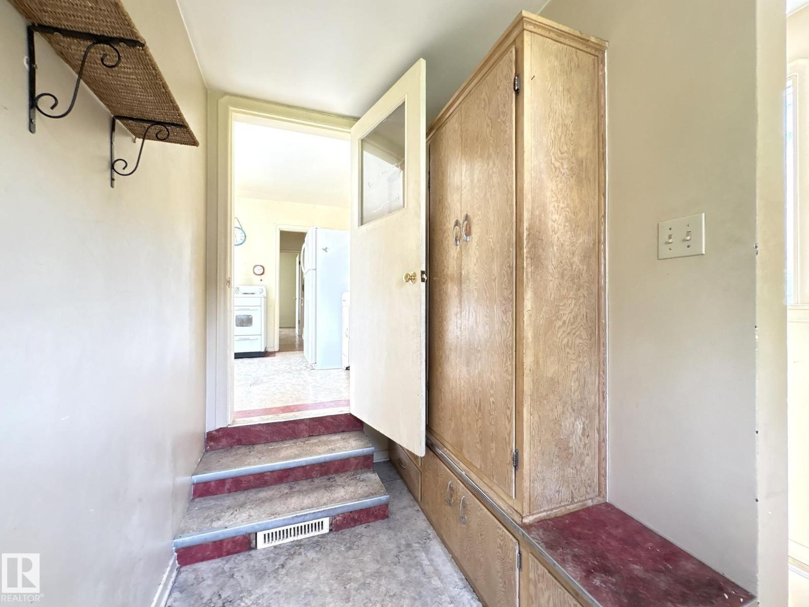 9513 88 AV NW - 13