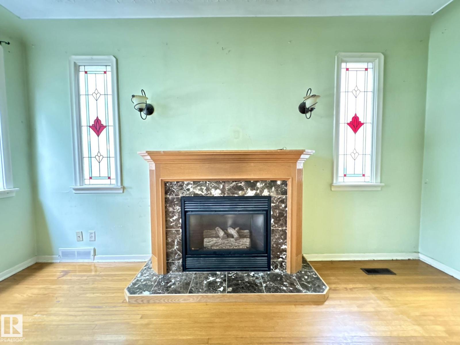 9513 88 AV NW - 21