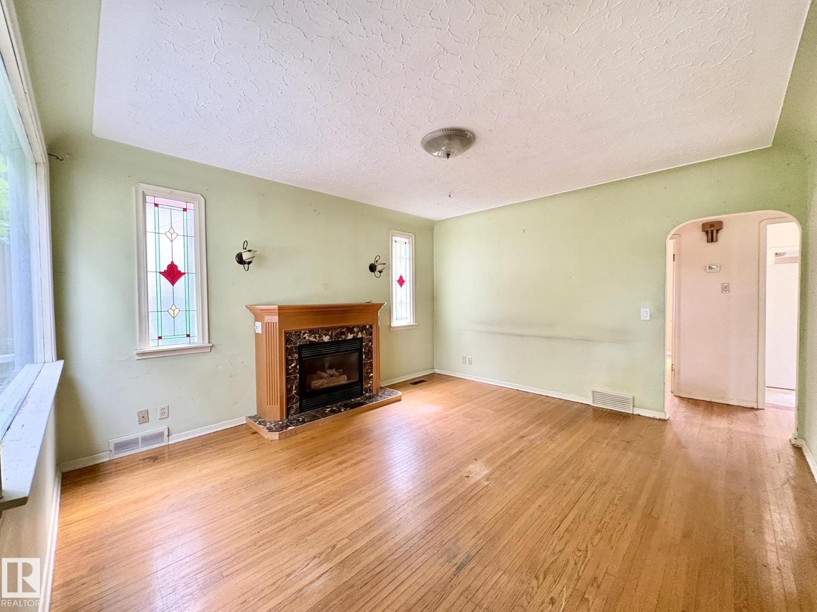 9513 88 AV NW - 3