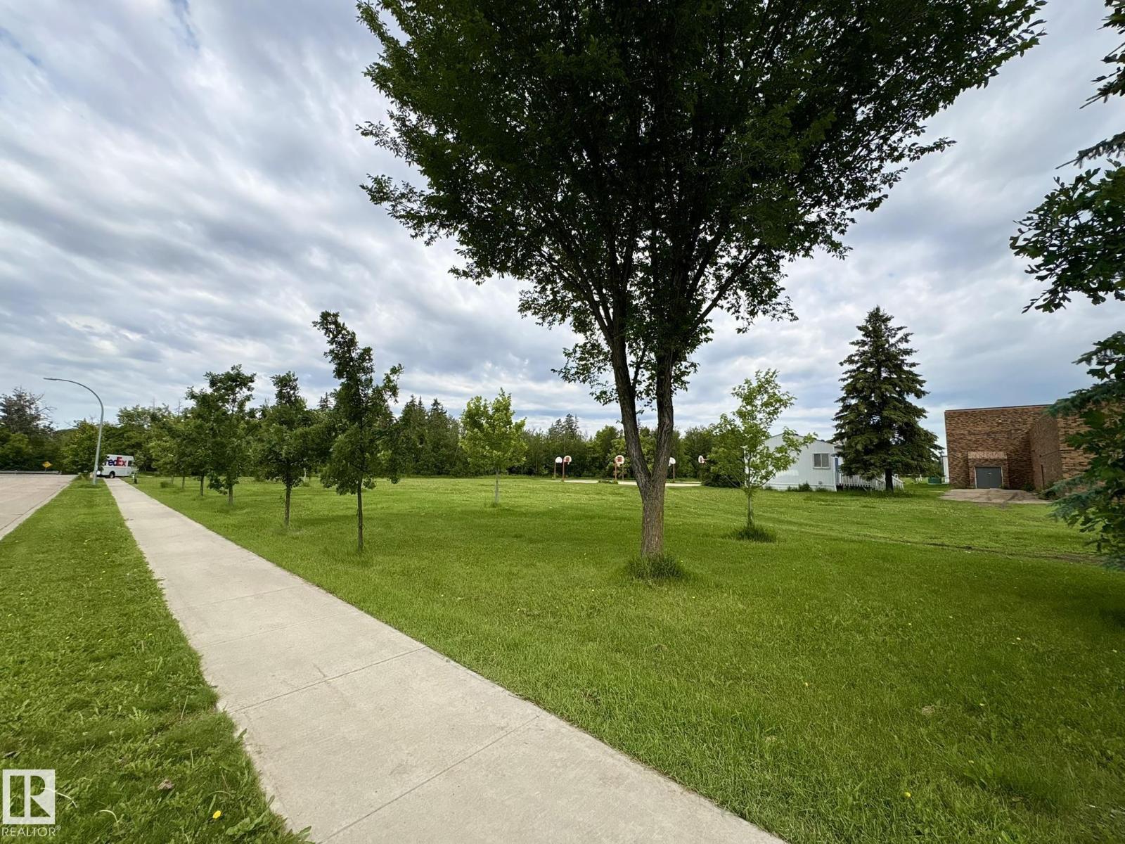 9513 88 AV NW - 32